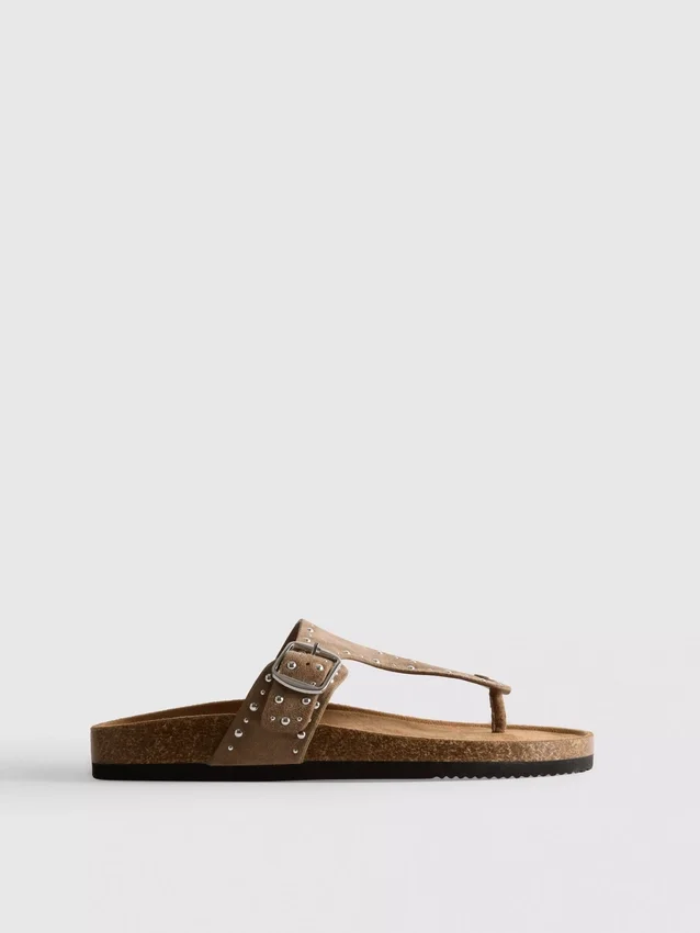 Sandaler med T-rem och nitar