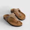 Sandaler med T-rem och nitar