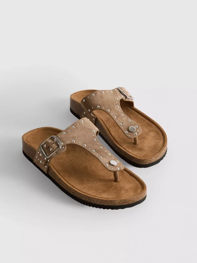 Sandaler med T-rem och nitar