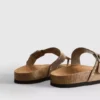 Sandaler med T-rem och nitar