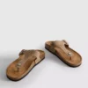 Sandaler med T-rem och nitar
