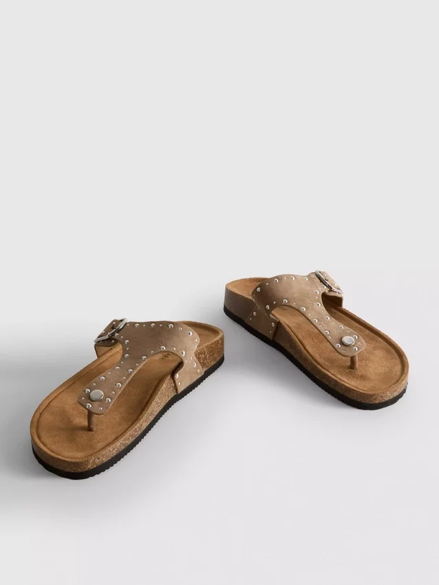 Sandaler med T-rem och nitar