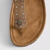 Sandaler med T-rem och nitar