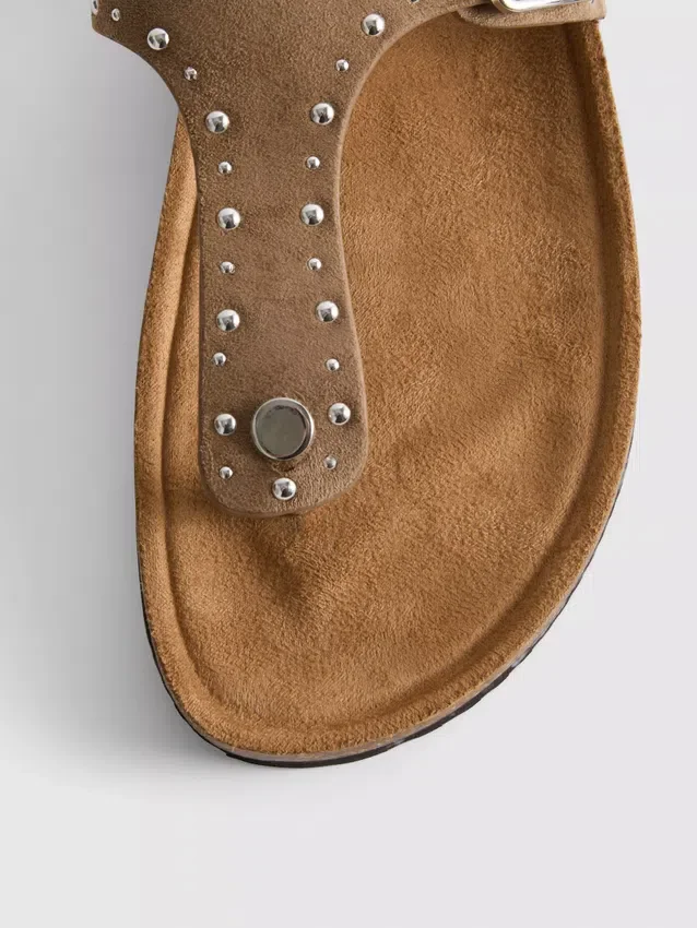 Sandaler med T-rem och nitar