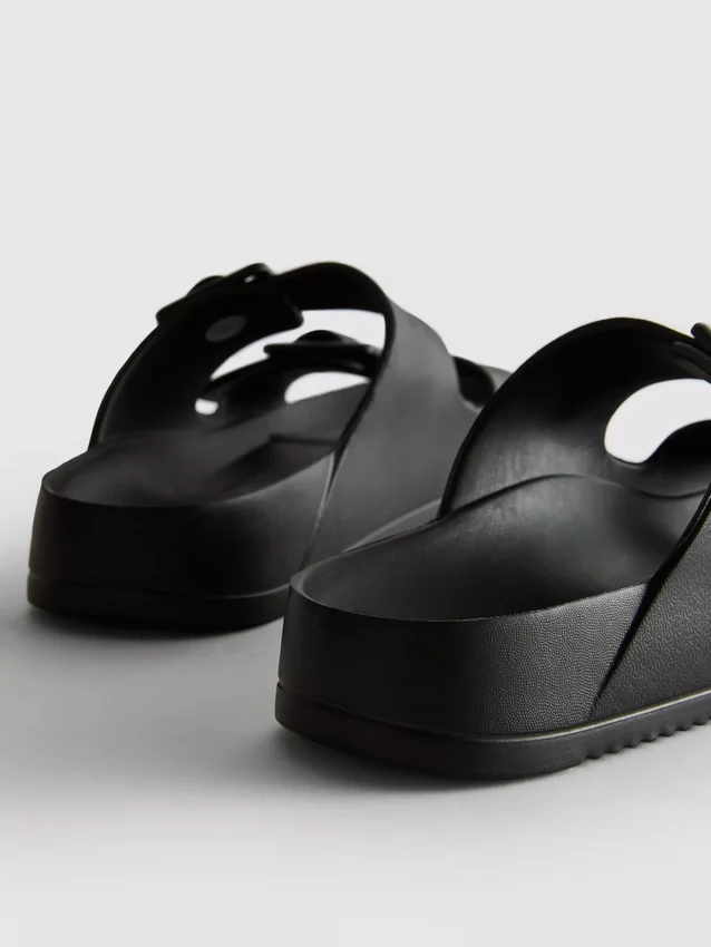 Sandaler med tjock rem och dubbla spännen