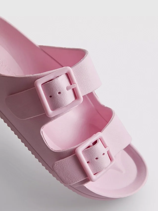 Sandaler med tjock rem och dubbla spännen