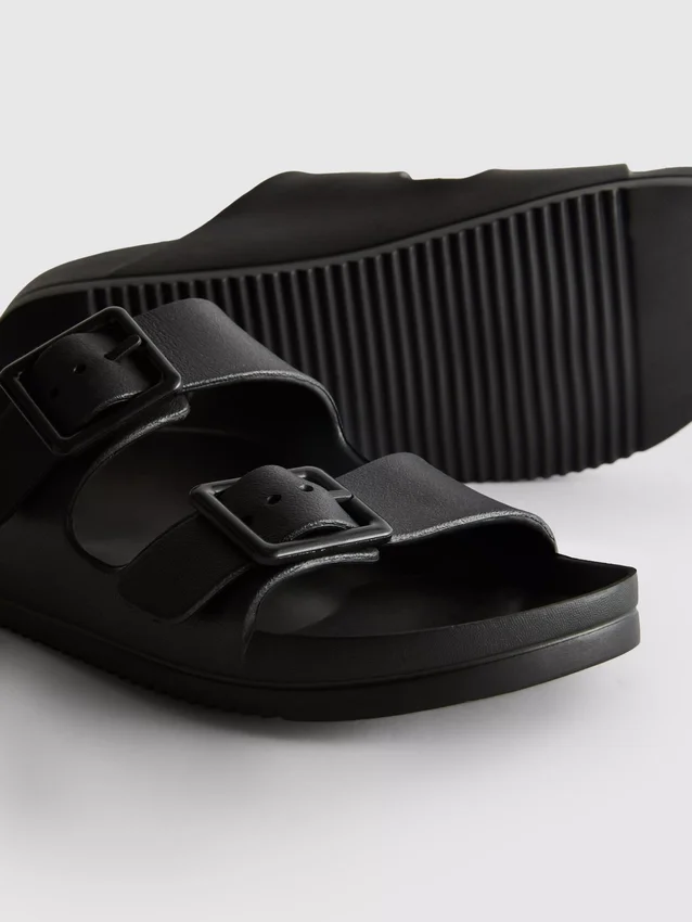 Sandaler med tjock rem och dubbla spännen