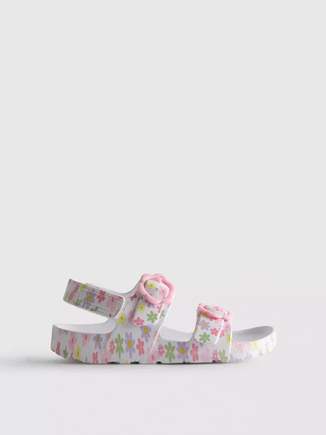 Sandaler med tryckt rem och dubbla spännen