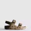 Sandaler med tryckt rem och dubbla spännen