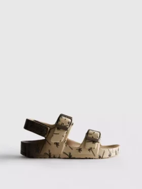 Sandaler med tryckt rem och dubbla spännen