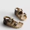 Sandaler med tryckt rem och dubbla spännen