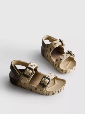 Sandaler med tryckt rem och dubbla spännen