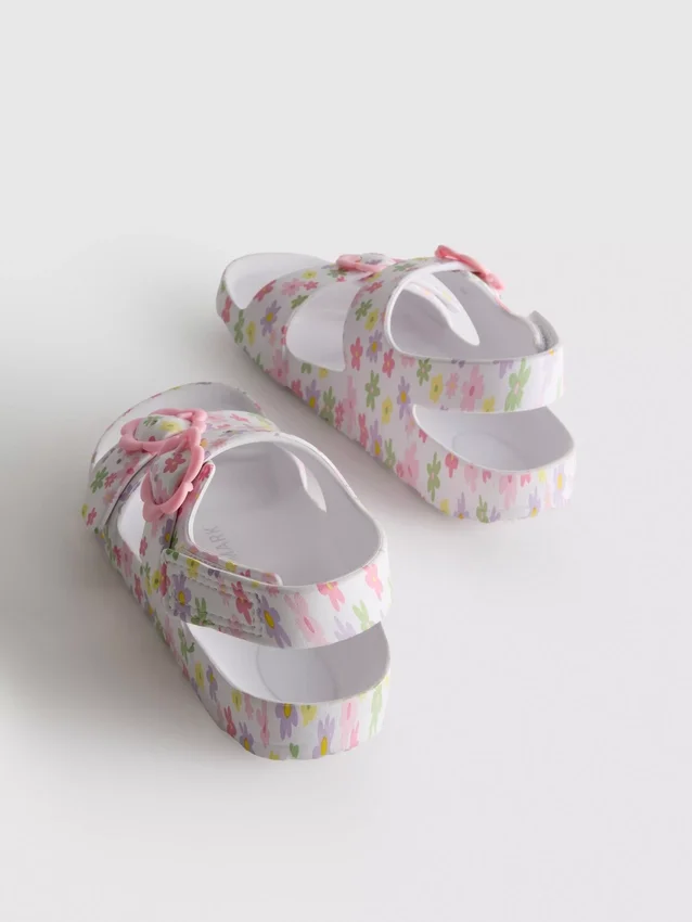 Sandaler med tryckt rem och dubbla spännen