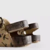 Sandaler med tryckt rem och dubbla spännen