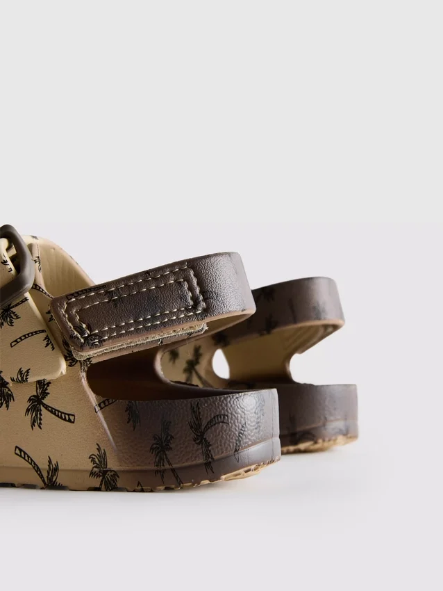 Sandaler med tryckt rem och dubbla spännen