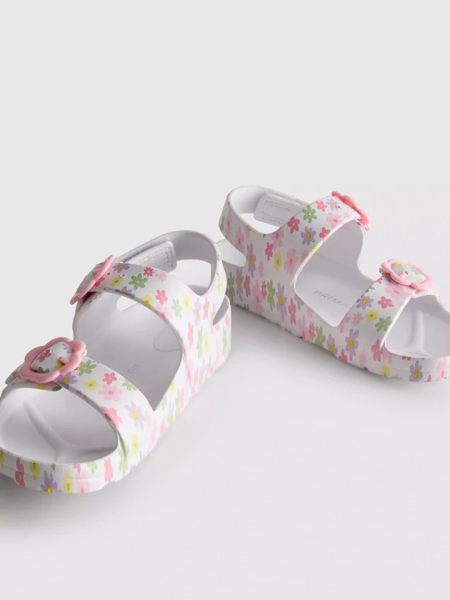 Sandaler med tryckt rem och dubbla spännen