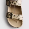 Sandaler med tryckt rem och dubbla spännen