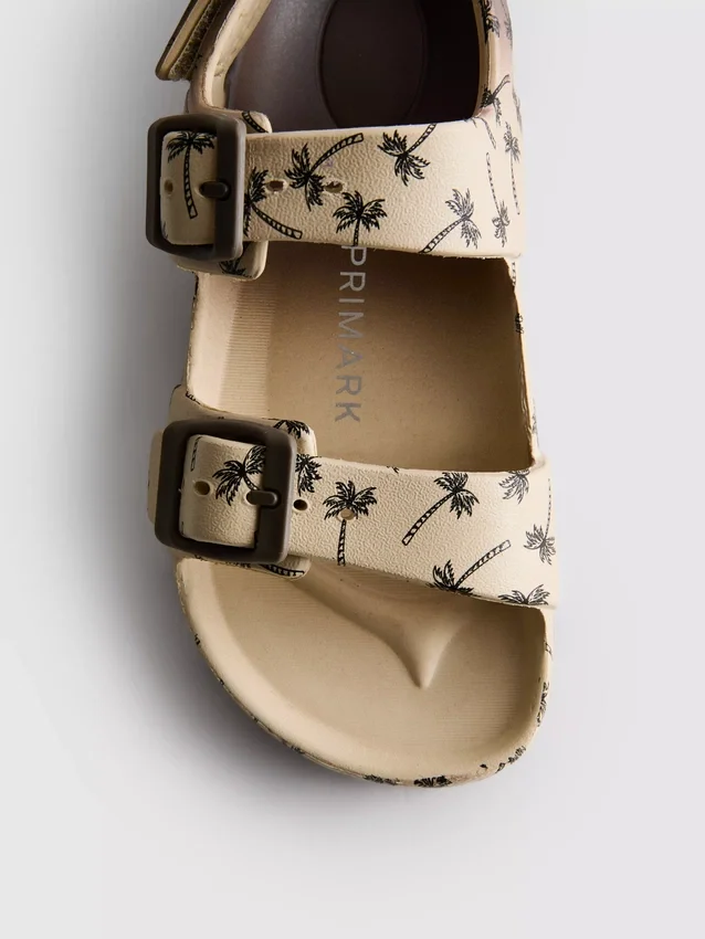 Sandaler med tryckt rem och dubbla spännen