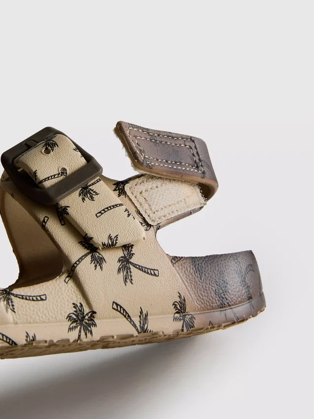 Sandaler med tryckt rem och dubbla spännen