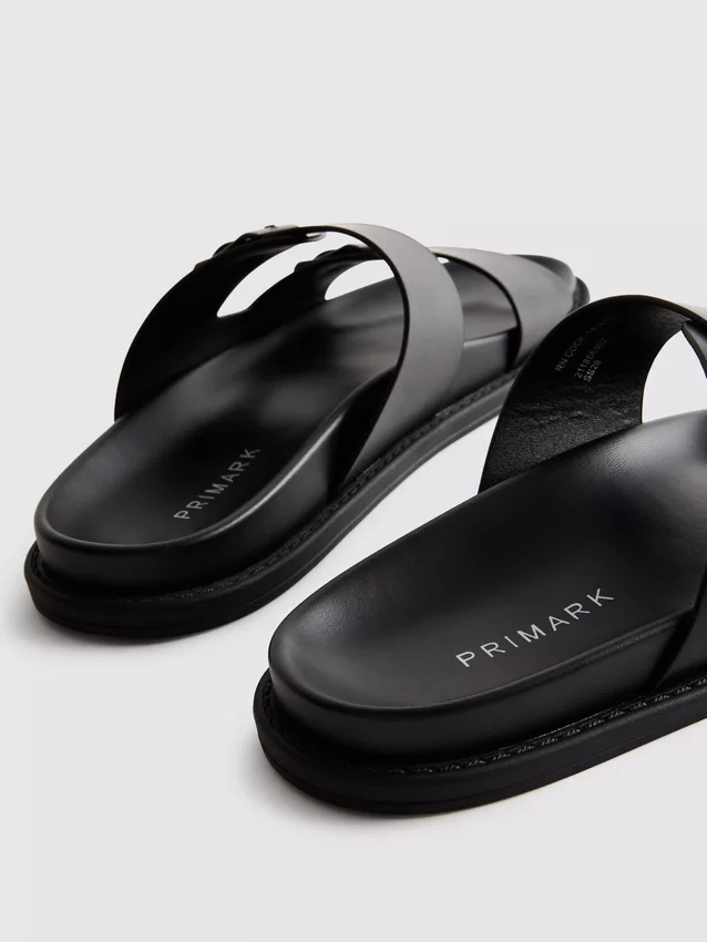 Sandaler med två remmar