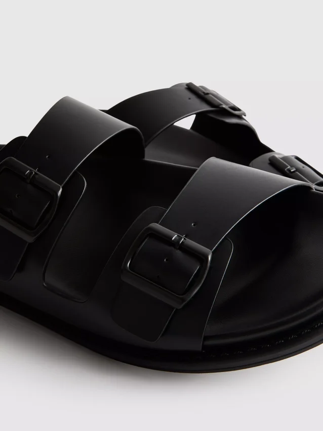 Sandaler med två remmar