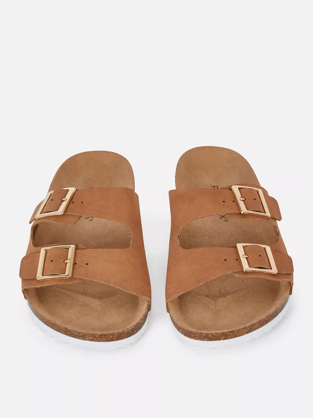Sandaler med två remmar och spänne