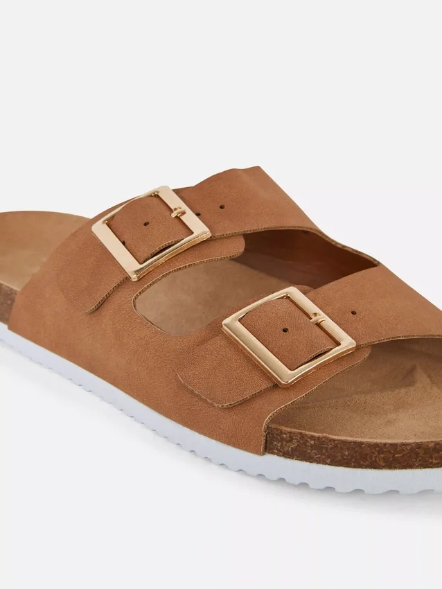Sandaler med två remmar och spänne