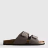 Sandaler med två remmar och tjock sula