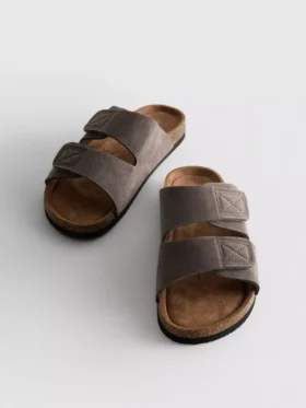 Sandaler med två remmar och tjock sula