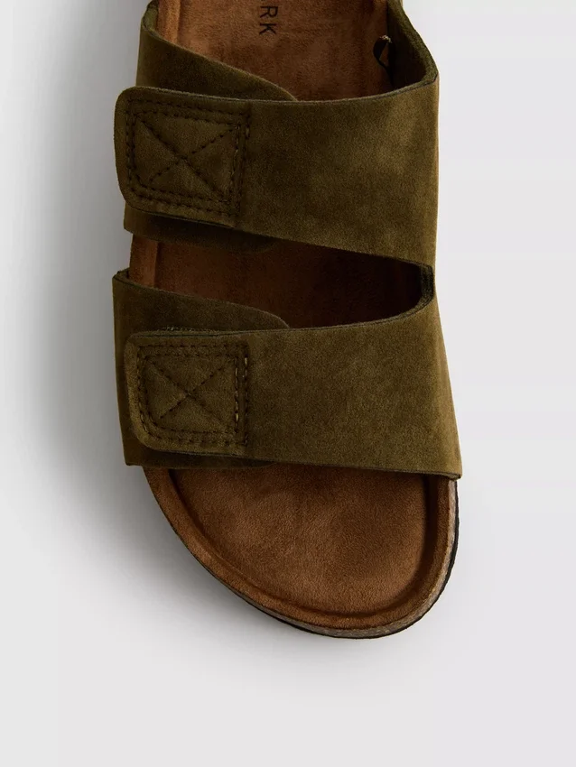 Sandaler med två remmar och tjock sula