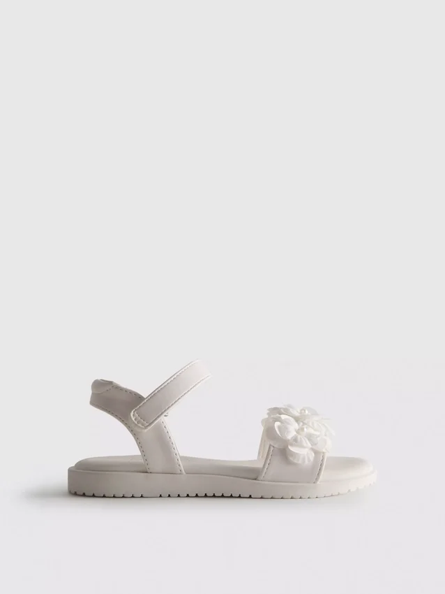 Sandaler med tyllblommor för festliga tillfällen