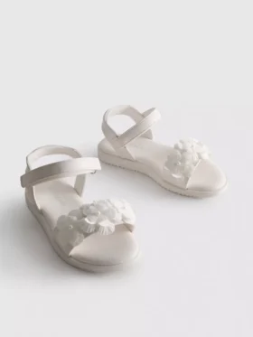 Sandaler med tyllblommor för festliga tillfällen
