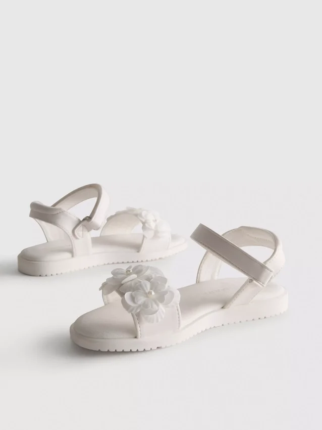 Sandaler med tyllblommor för festliga tillfällen