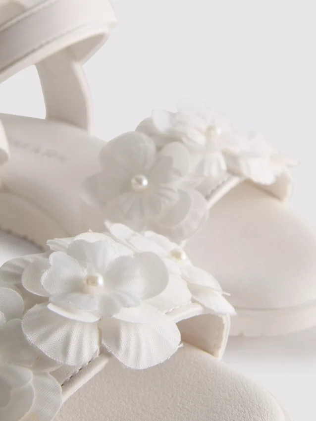 Sandaler med tyllblommor för festliga tillfällen