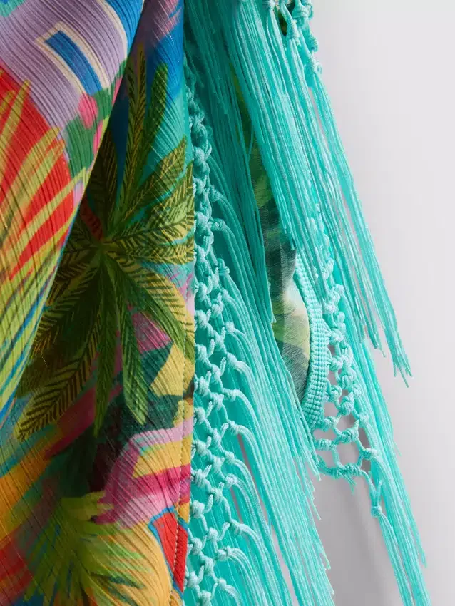 Sarong med fransar och tropiskt mönster