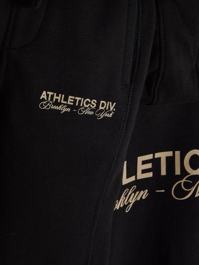 Set med huvtröja och mjukisbyxor från Athletics Division