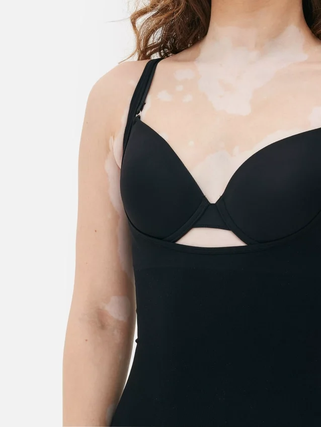 Shapewear bodysuit med öppen byst och längd till mitten av låret