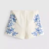 Shorts i bomull med blommig brodyr