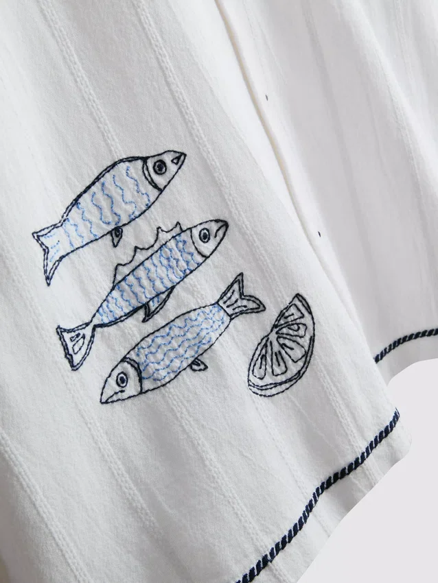 Skjorta med fiskbroderad reverskrage