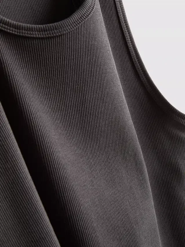 Slim fit-linne med ribbade kanter