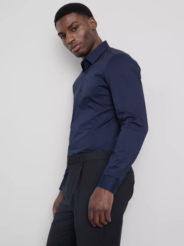 Slim fit-skjorta i stretch med knappar