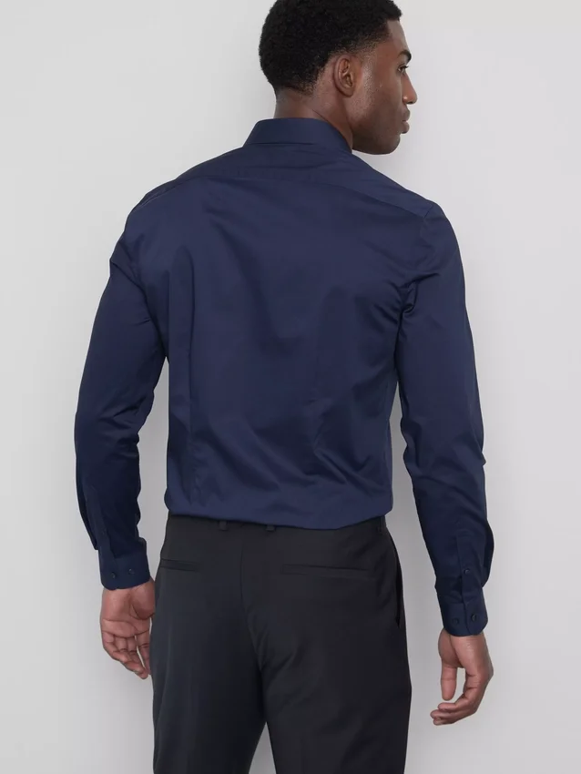 Slim fit-skjorta i stretch med knappar