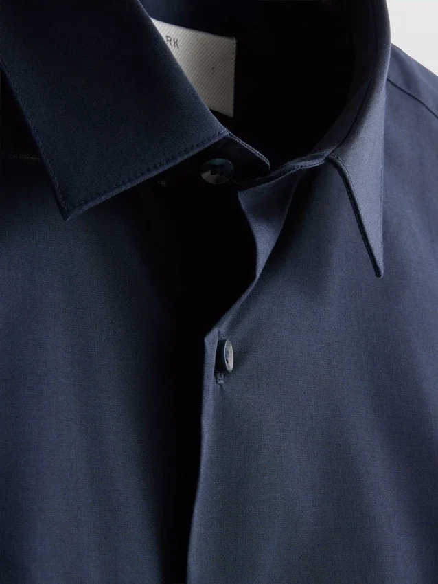 Slim fit-skjorta i stretch med knappar