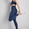 Slät, stödjande träningsleggings med rörformade detaljer