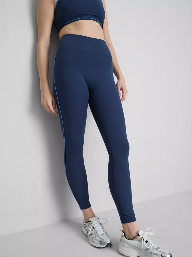 Slät, stödjande träningsleggings med rörformade detaljer