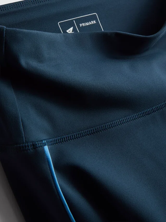 Slät, stödjande träningsleggings med rörformade detaljer