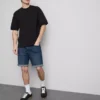 Smalpassade jeansshorts med medelhög midja