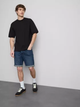 Smalpassade jeansshorts med medelhög midja