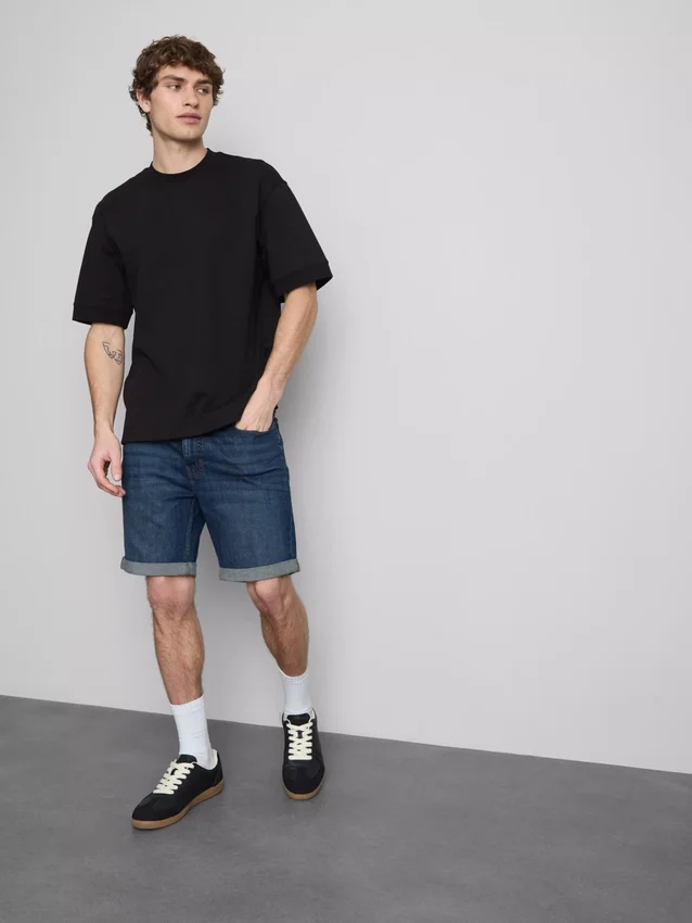 Smalpassade jeansshorts med medelhög midja