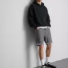 Smalpassade jeansshorts med medelhög midja